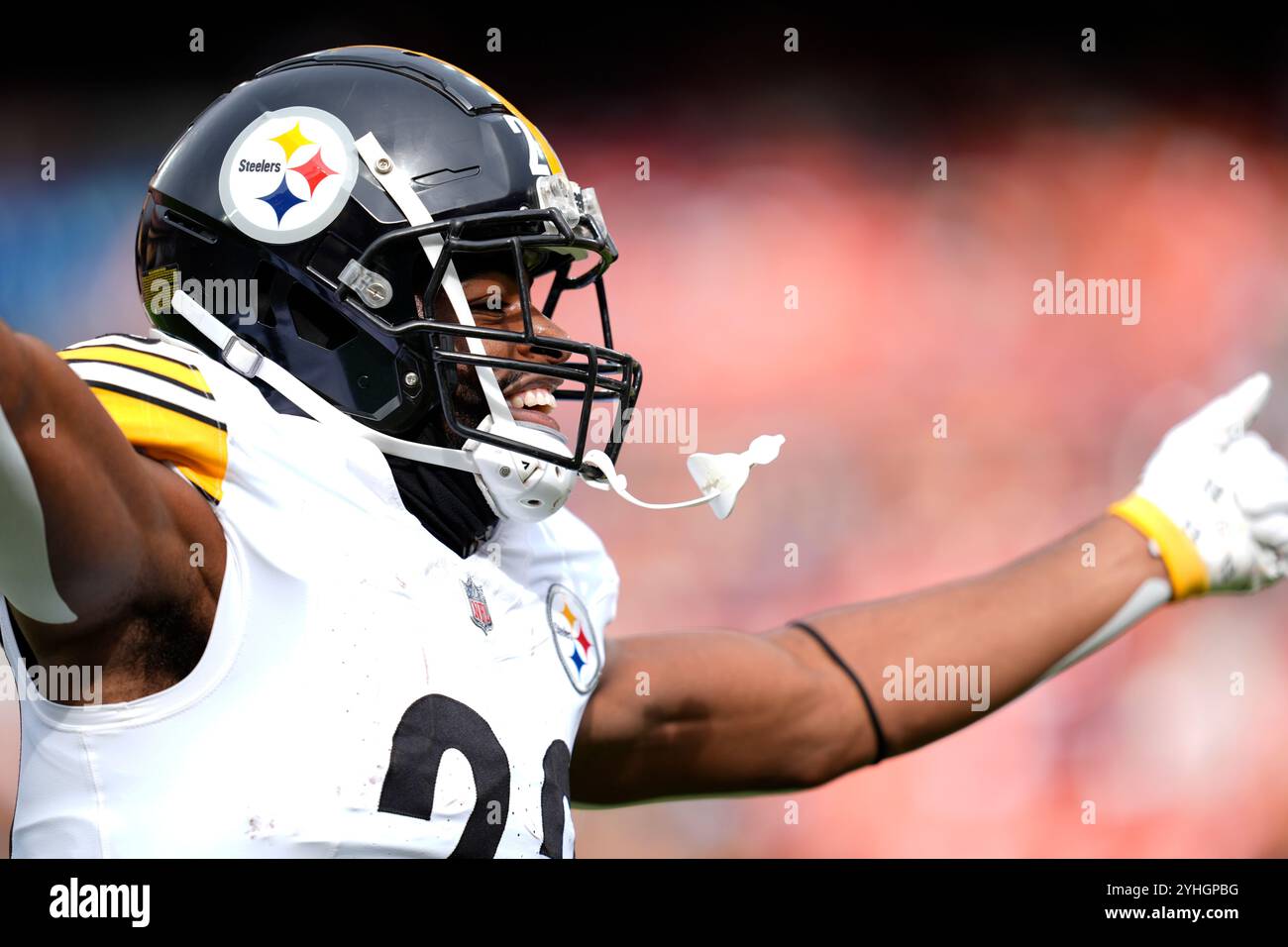 Landover, Maryland, Stati Uniti. 10 novembre 2024. 10 novembre 2024: Najee Harris n. 22 durante i Washington Commanders vs Pittsburgh Steelers al Northwest Stadium di Landover, MD. Brook Ward/Apparent Media Group (Credit Image: © AMG/AMG via ZUMA Press Wire) SOLO PER USO EDITORIALE! Non per USO commerciale! Foto Stock