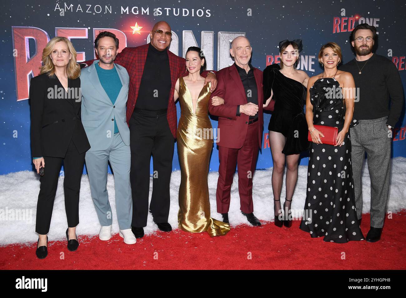 New York, Stati Uniti. 11 novembre 2024. (L-R) Bonnie Hunt, Nick Kroll, Dwayne Johnson, Lucy Liu, J. K. Simmons, Kiernan Shipka, Mary Elizabeth Ellis e Chris Evans assistono alla première "Red One" degli Amazon MGM Studios presso Alice Tully Hall, Lincoln Center, New York, NY, 11 novembre, 2024. (foto di Anthony Behar/Sipa USA) credito: SIPA USA/Alamy Live News Foto Stock