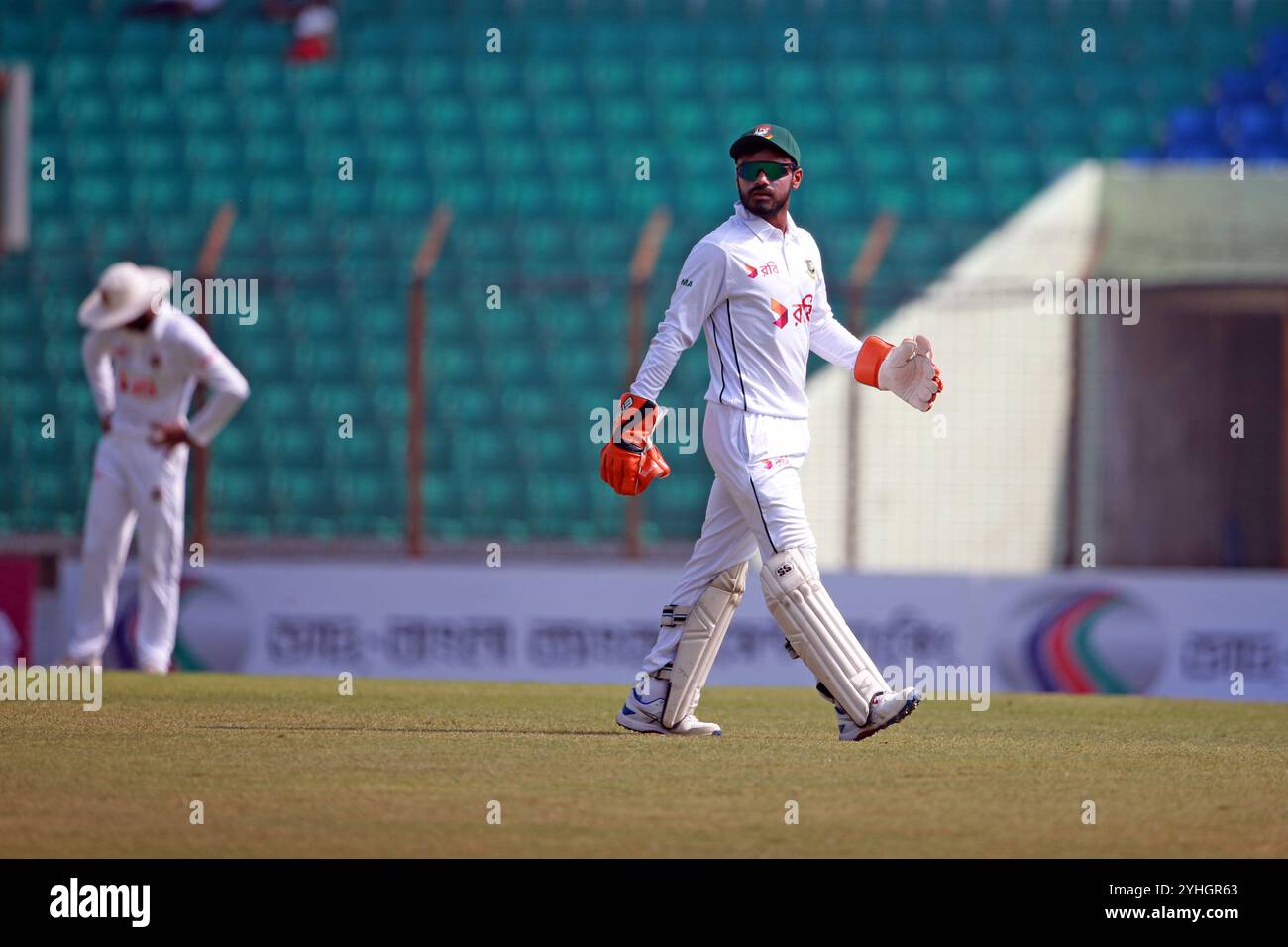 Debutant wicket keeper batter Mahidul Islam Bhuiyan Ankon durante il secondo giorno di test in Bangladesh e Sud Africa allo stadio Zahur Ahmed Chowdhury di Foto Stock