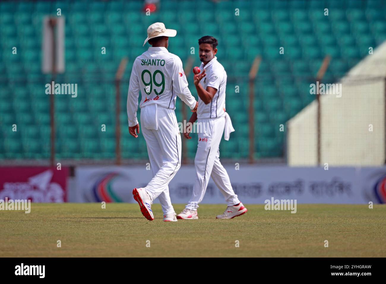 Najmul Hasan Shanto e Taijul Islam durante il secondo giorno di prova 1 del Bangladesh e del Sudafrica allo stadio Zahur Ahmed Chowdhury di Sagorika, Chattogram, Foto Stock