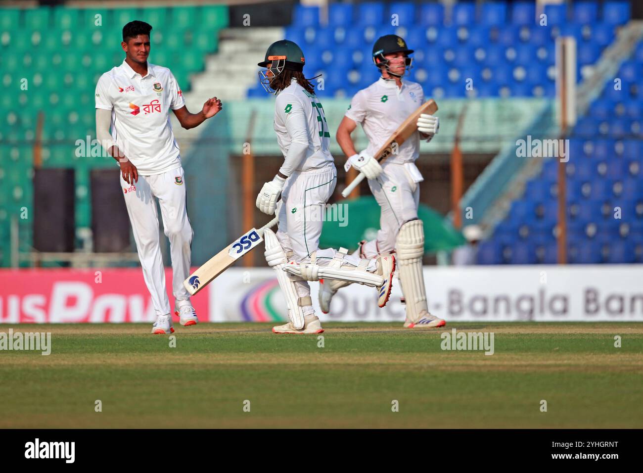 Da sinistra Nahid Rana, Tony de Zorzi e Tristan Stubbs durante il Bangladesh e il Sudafrica 2° giorno di test uno allo Zahur Ahmed Chowdhury Stadium di Sag Foto Stock