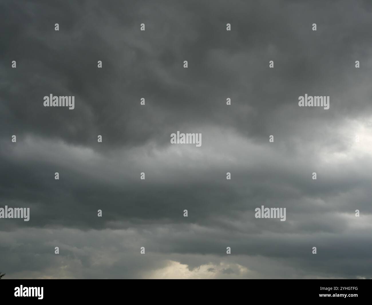 Cumulonimbus formazioni di nubi sul cielo tropicale , Nimbus movimento , sfondo astratto dal fenomeno naturale e nuvole grigie hunk , della Thailandia Foto Stock