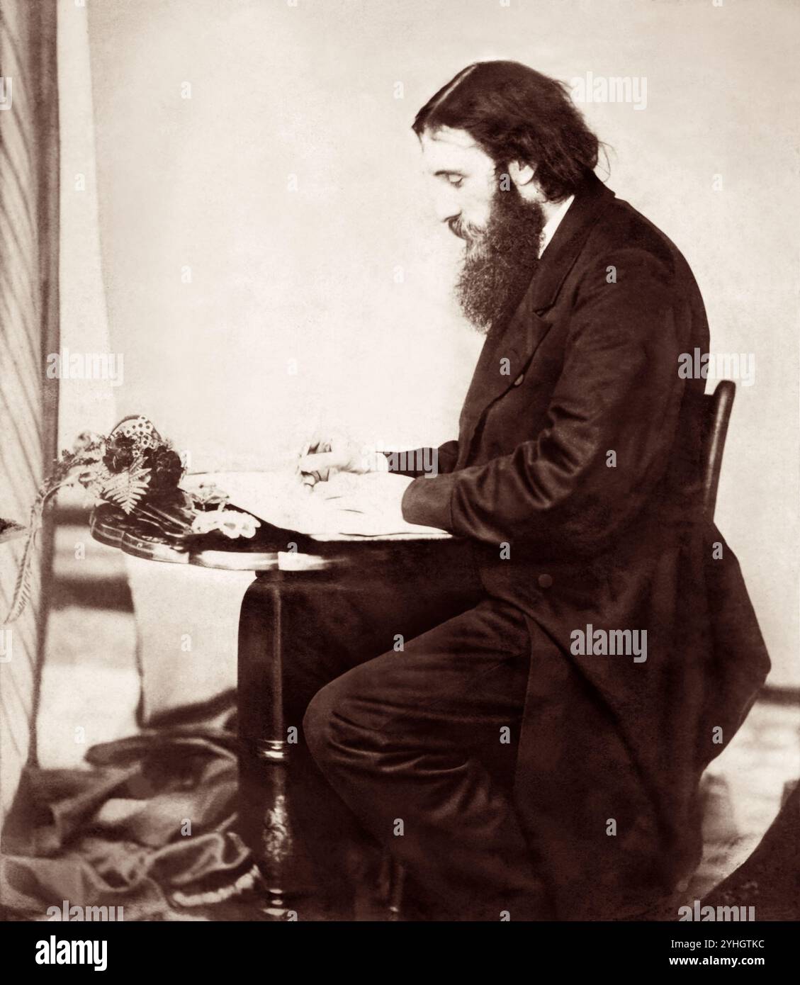 George MacDonald (1824-1905) alla sua scrivania in una fotografia di Charles Lutwidge Dodson (Lewis Carroll). Foto Stock