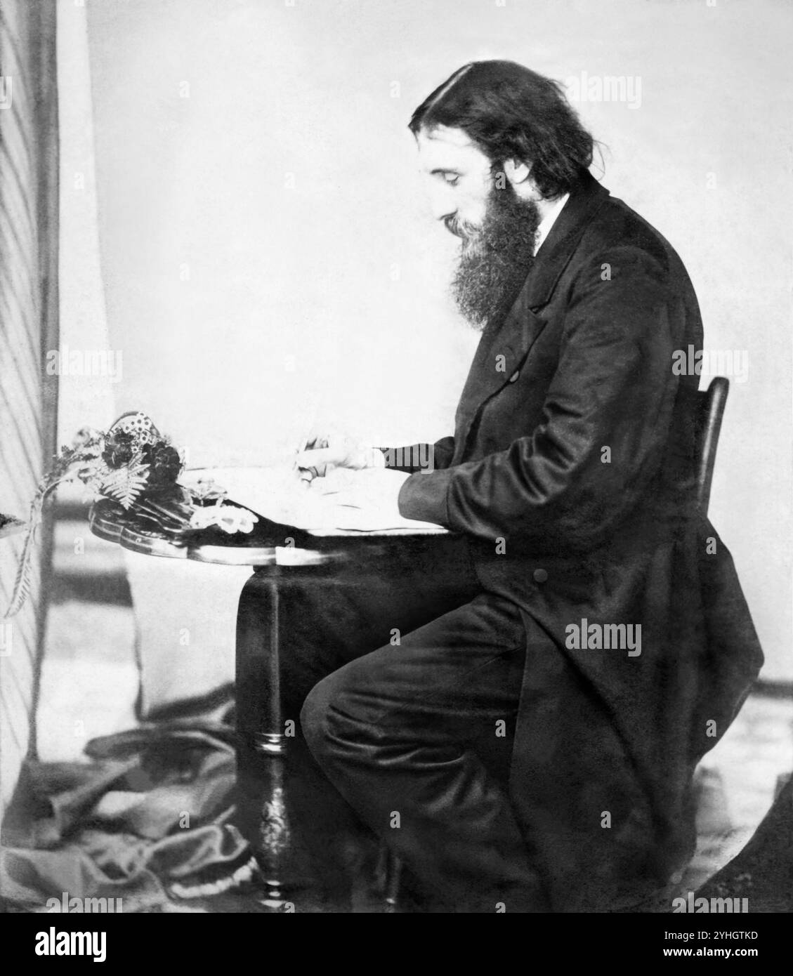 George MacDonald (1824-1905) alla sua scrivania in una fotografia di Charles Lutwidge Dodson (Lewis Carroll). Foto Stock