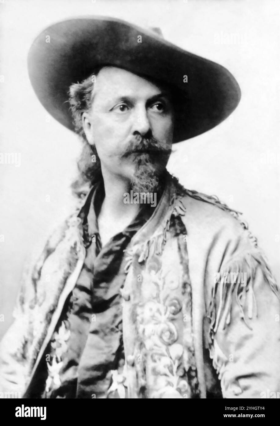 Ritratto di William 'Buffalo Bill' Cody (1846-1917), showman americano del Wild West, colonnello dell'esercito degli Stati Uniti, cacciatore di bisonti, cacciatore di pellicce, cercatore d'oro, e scout di frontiera. Foto: C1886. Foto Stock