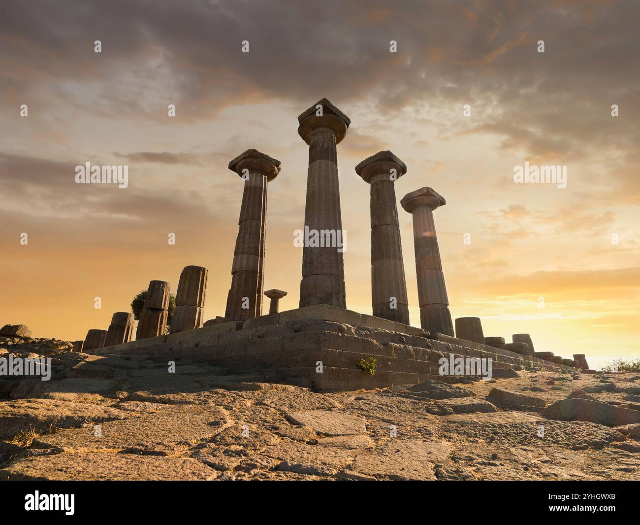 L'antica città di Assos. Area di Akropolis. Alba al Tempio di Atena. Famose città antiche della Turchia. Canakkale, Türkiye Foto Stock