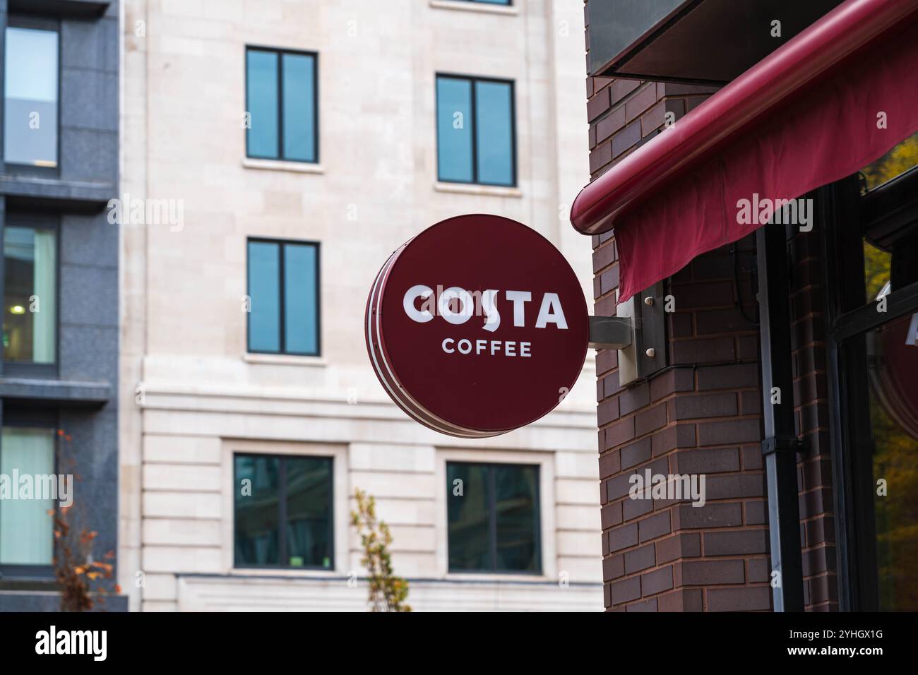 Birmingham, Regno Unito - 11 novembre 2024: Segnaletica esterna della catena di caffetterie britanniche, Costa Coffee Foto Stock