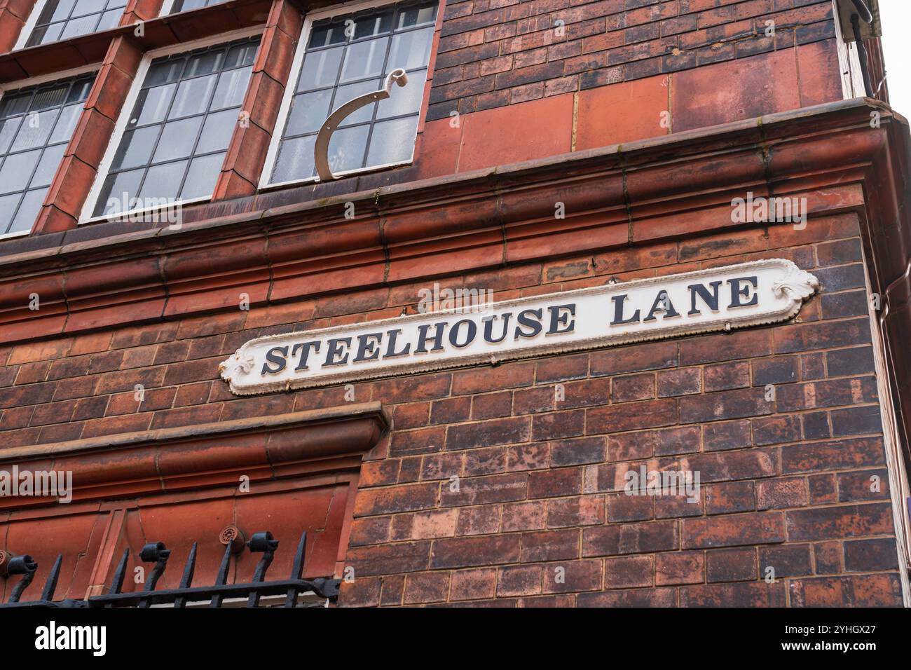 Cartello stradale del Regno Unito di Steelhouse Lane, una strada ben nota nel centro di Birmingham nel Regno Unito, contro un muro di mattoni invecchiati Foto Stock