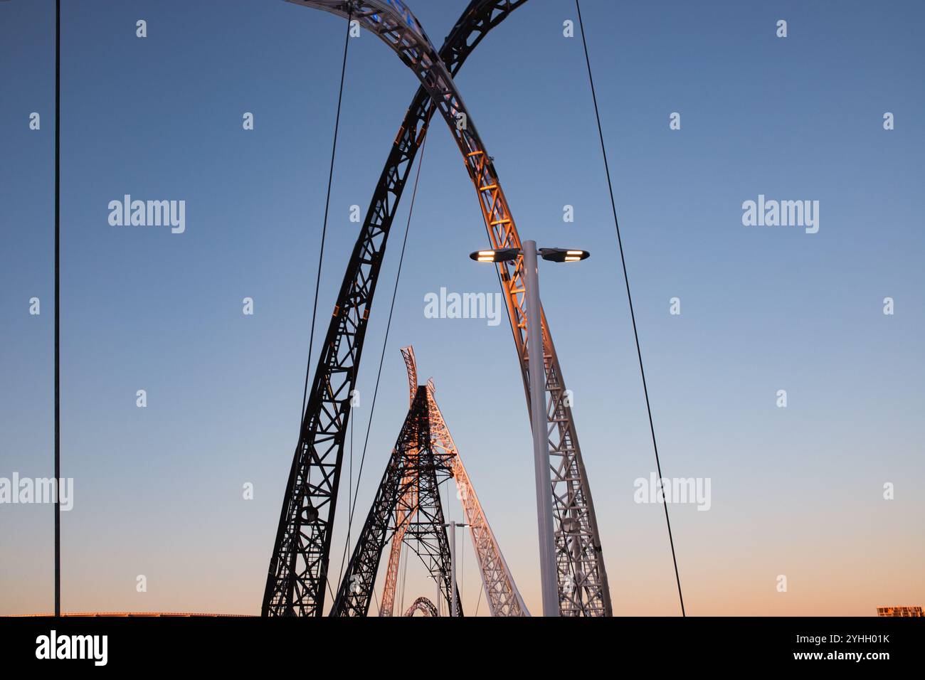 Vista al crepuscolo che cammina sul ponte Matagarup, guardando in alto. Matagarup è un ponte pedonale che attraversa il fiume Swan, collegando lo stadio con il B Foto Stock