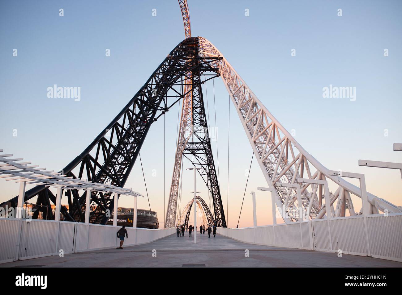 Camminando sul ponte Matagarup al crepuscolo. Un ponte pedonale che attraversa il fiume Swan, collegando l'Optus Stadium e la penisola di Burswood a East PE Foto Stock