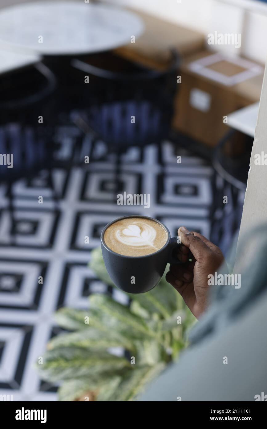 Uomo con tazza di caffè Foto Stock