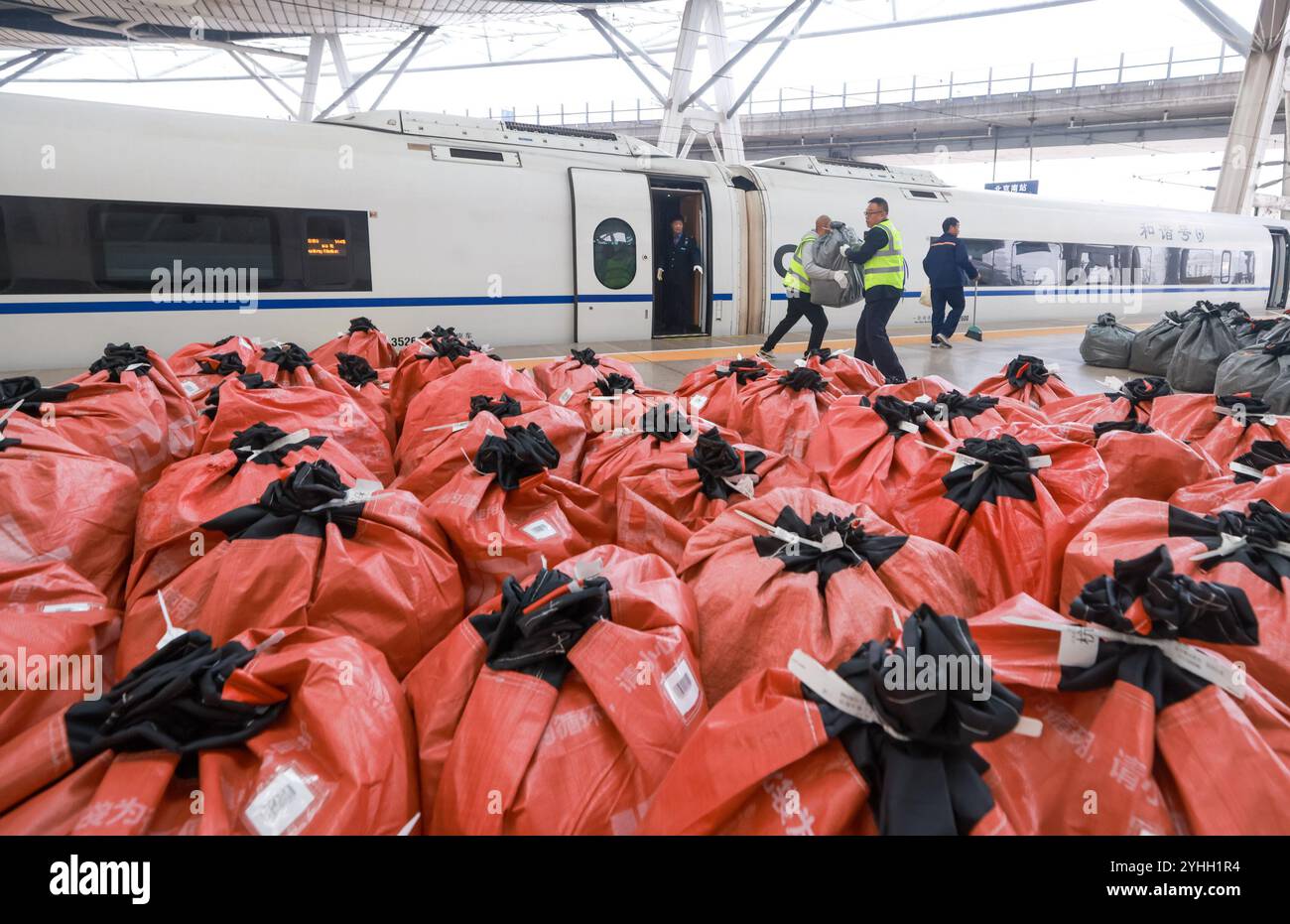 I lavoratori inviano pacchetti espressi al treno G189. Pechino, Cina.11 novembre 2024. Dal lancio del servizio ferroviario espresso durante il periodo di punta dello shopping online "Double Eleven" il 1° novembre, il reparto vendite della stazione ferroviaria sud di Pechino di China Railway Express Co., Ltd. Ha spedito in media più di 1.200 pezzi e 22 tonnellate al giorno, più del doppio della quantità abituale. Durante il periodo di punta dello shopping online "Double Eleven", il dipartimento ferroviario ha organizzato più di 1.500 treni passeggeri ad alta velocità per effettuare servizi rapidi ferroviari ad alta velocità ogni giorno, effettivamente ensurin Foto Stock