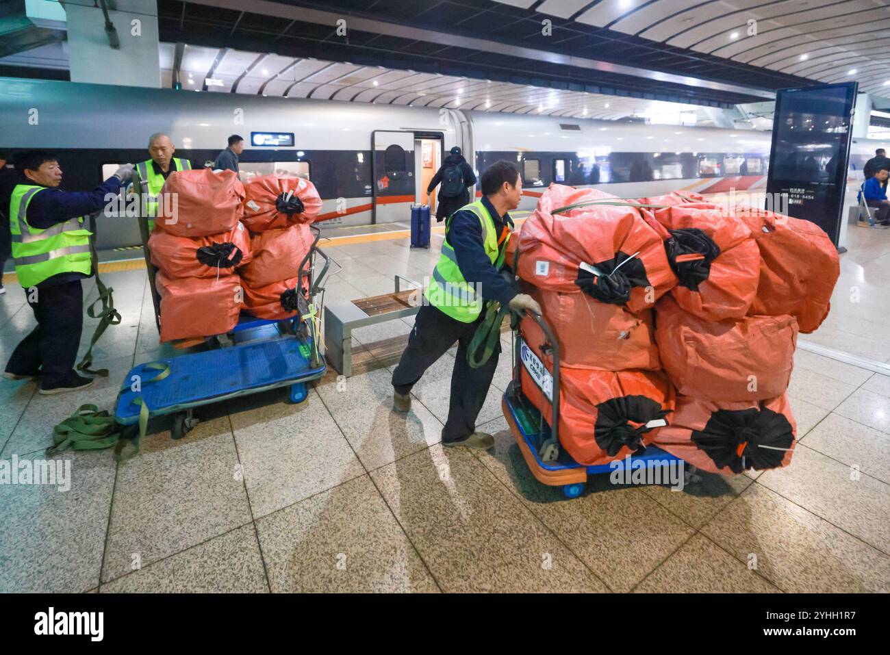 I lavoratori utilizzano autocarri a pianale per trasportare oggetti espressi scaricati dai treni ad alta velocità. Pechino, Cina.11 novembre 2024. Dal lancio del servizio ferroviario espresso durante il periodo di punta dello shopping online "Double Eleven" il 1° novembre, il reparto vendite della stazione ferroviaria sud di Pechino di China Railway Express Co., Ltd. Ha spedito in media più di 1.200 pezzi e 22 tonnellate al giorno, più del doppio della quantità abituale. Durante il periodo di punta dello shopping online "Double Eleven", il dipartimento ferroviario ha organizzato più di 1.500 treni passeggeri ad alta velocità per effettuare treni ad alta velocità expre Foto Stock