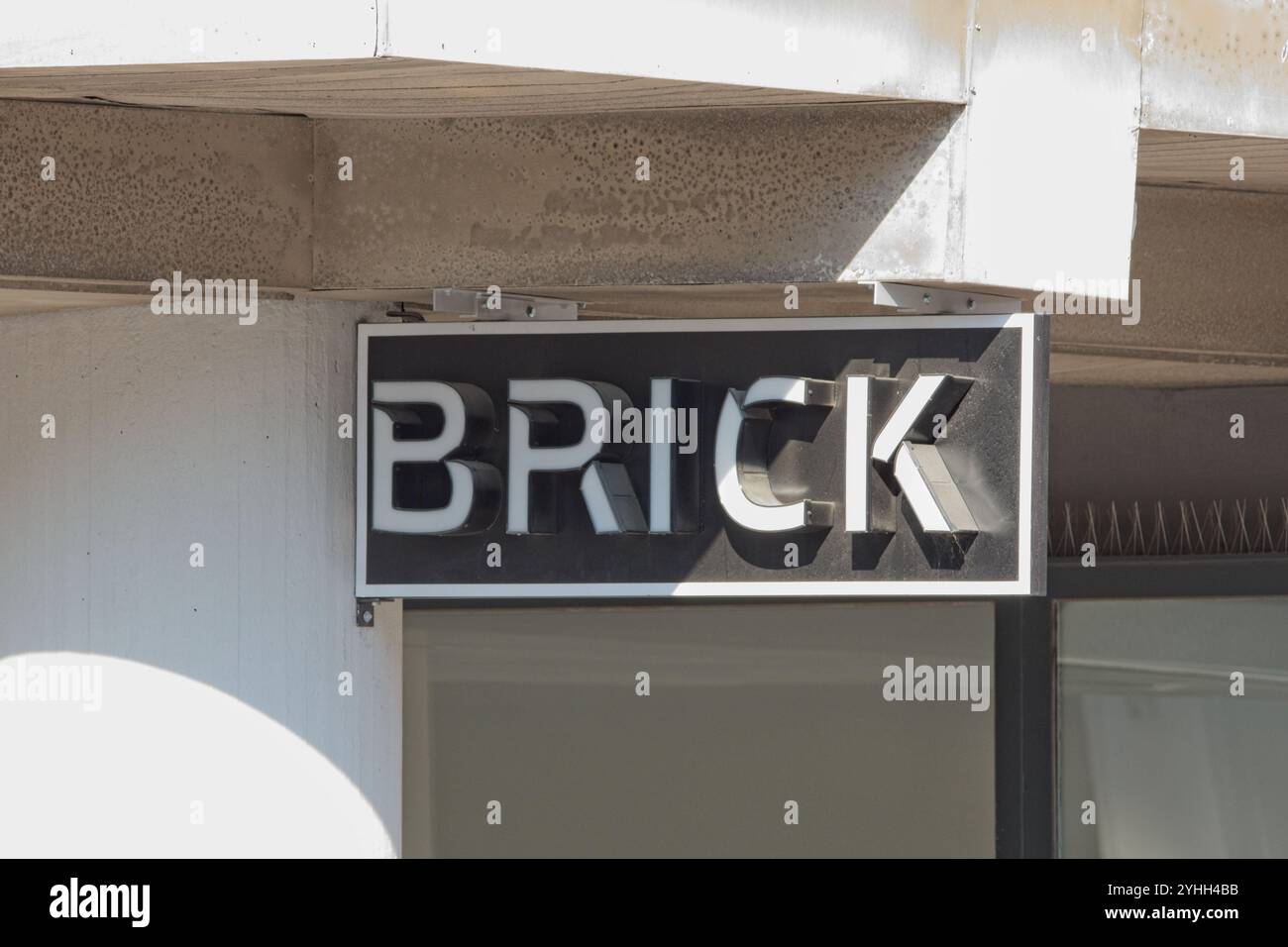 Helsinki, Finlandia – 9 settembre. 2024: Insegna con il logo Brick. Brick offre spazio per uffici e servizi versatili. Foto Stock