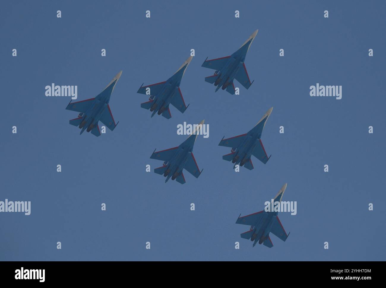 ZHUHAI, CINA - 12 NOVEMBRE 2024 - il Russian Warrior Flight Show Team ha pilotato il jet da caccia pesante su-35 per una dimostrazione di volo allo Zhuhai Foto Stock