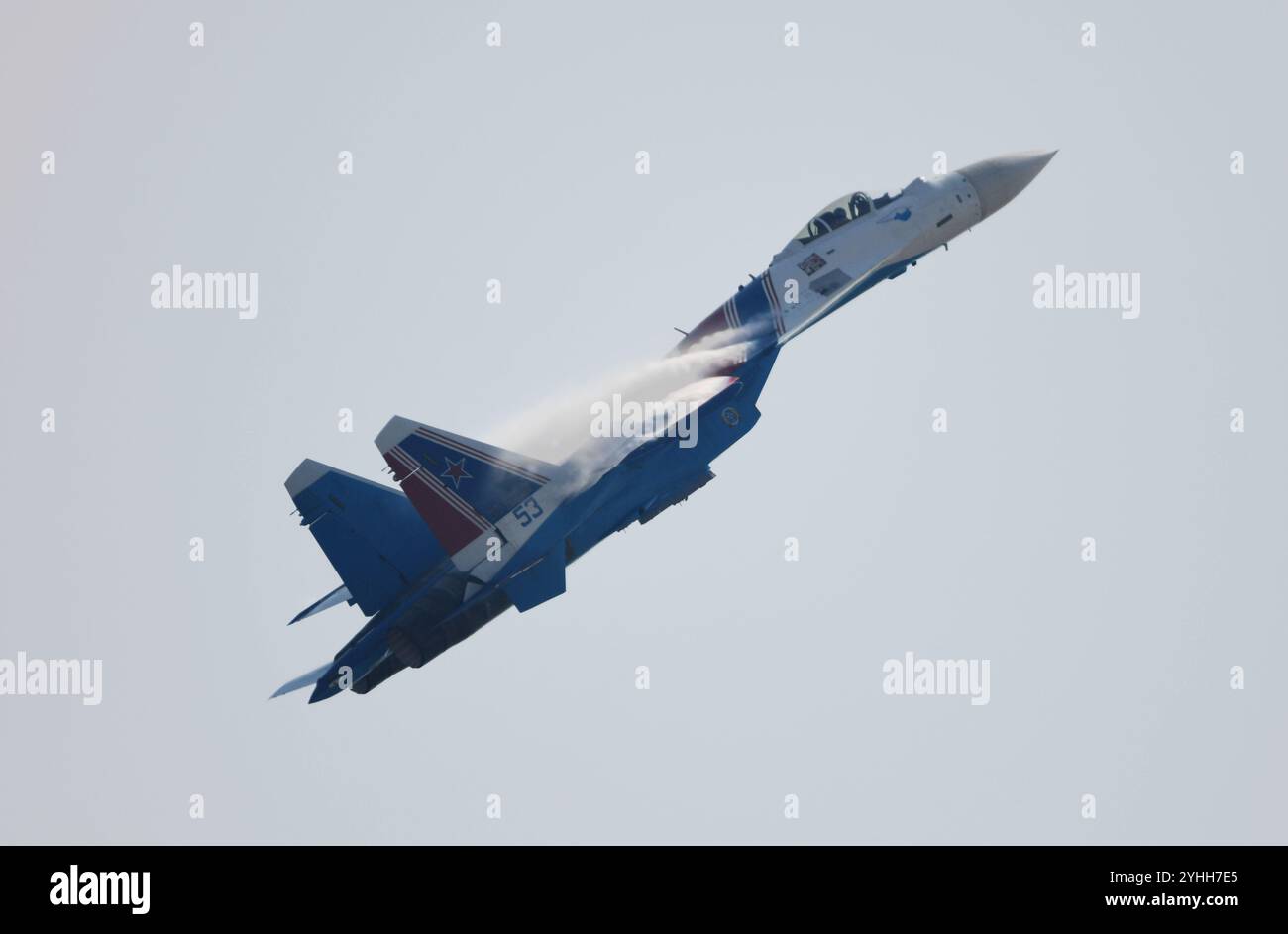 ZHUHAI, CINA - 12 NOVEMBRE 2024 - il Russian Warrior Flight Show Team ha pilotato il jet da caccia pesante su-35 per una dimostrazione di volo allo Zhuhai Foto Stock