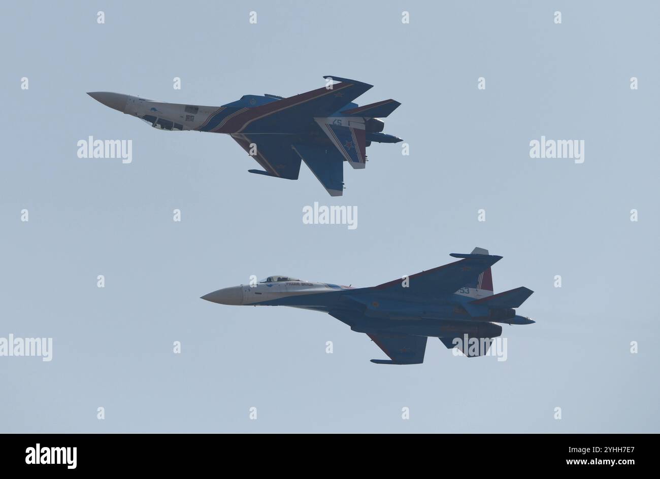 ZHUHAI, CINA - 12 NOVEMBRE 2024 - il Russian Warrior Flight Show Team ha pilotato il jet da caccia pesante su-35 per una dimostrazione di volo allo Zhuhai Foto Stock