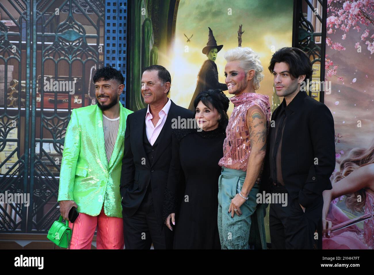 Los Angeles, California, USA 9 novembre 2024 Edward Butera, Joan grande, l'attore Frankie grande e il marito Hale Leon assistono alla premiere di Los Angeles di Wicked al Dorothy Chandler Pavilion il 9 novembre 2024 a Los Angeles, California, USA. Foto di Barry King/Alamy Stock Photo Foto Stock
