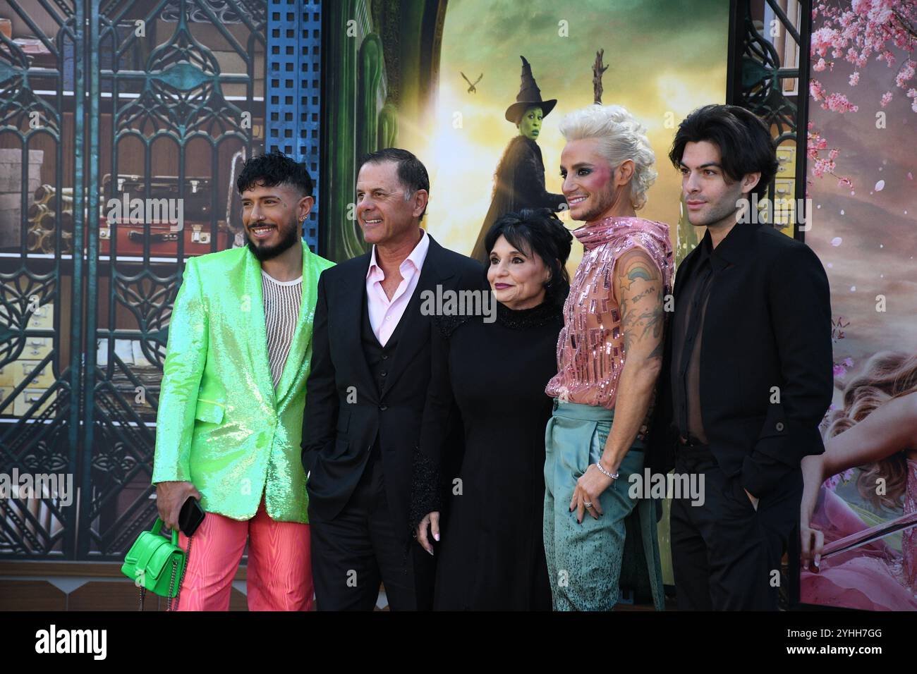 Los Angeles, California, USA 9 novembre 2024 Edward Butera, Joan grande, l'attore Frankie grande e il marito Hale Leon assistono alla premiere di Los Angeles di Wicked al Dorothy Chandler Pavilion il 9 novembre 2024 a Los Angeles, California, USA. Foto di Barry King/Alamy Stock Photo Foto Stock