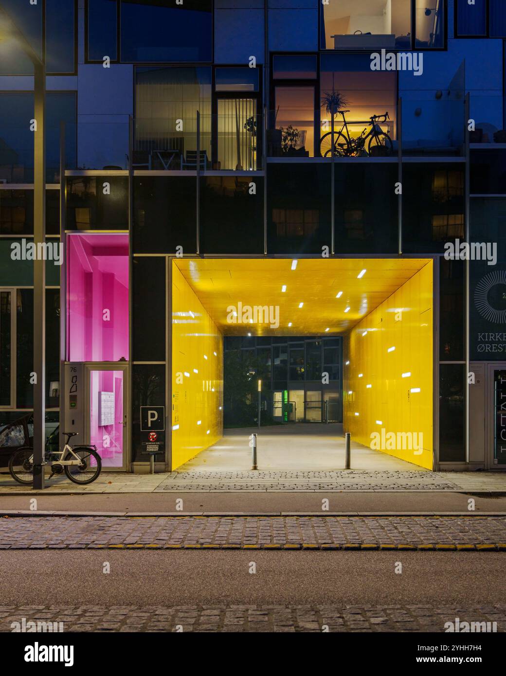 Copenhagen, Danimarca - 8 Casa / Big House / 8Tallet Housing by BIG (gruppo Bjarke Ingels), ingresso giallo di notte Foto Stock