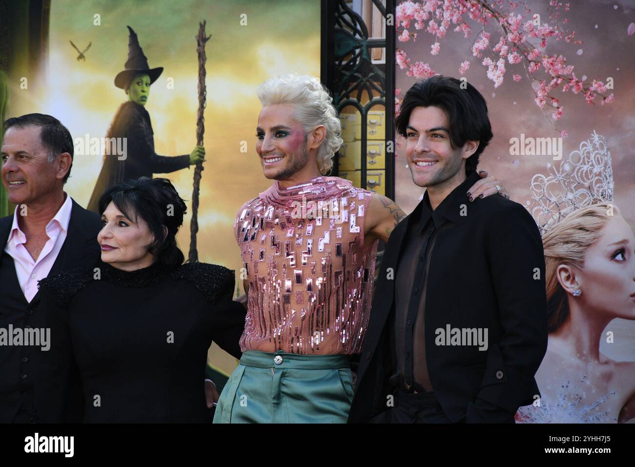 Los Angeles, California, USA 9 novembre 2024 Edward Butera, Joan grande, l'attore Frankie grande e il marito Hale Leon assistono alla premiere di Los Angeles di Wicked al Dorothy Chandler Pavilion il 9 novembre 2024 a Los Angeles, California, USA. Foto di Barry King/Alamy Stock Photo Foto Stock