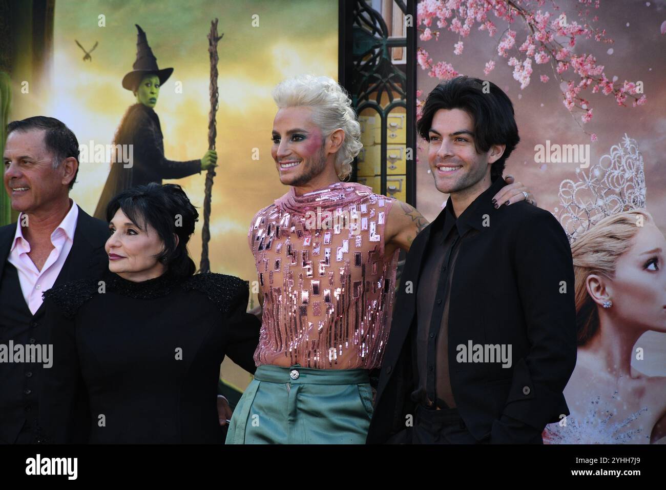 Los Angeles, California, USA 9 novembre 2024 Edward Butera, Joan grande, l'attore Frankie grande e il marito Hale Leon assistono alla premiere di Los Angeles di Wicked al Dorothy Chandler Pavilion il 9 novembre 2024 a Los Angeles, California, USA. Foto di Barry King/Alamy Stock Photo Foto Stock