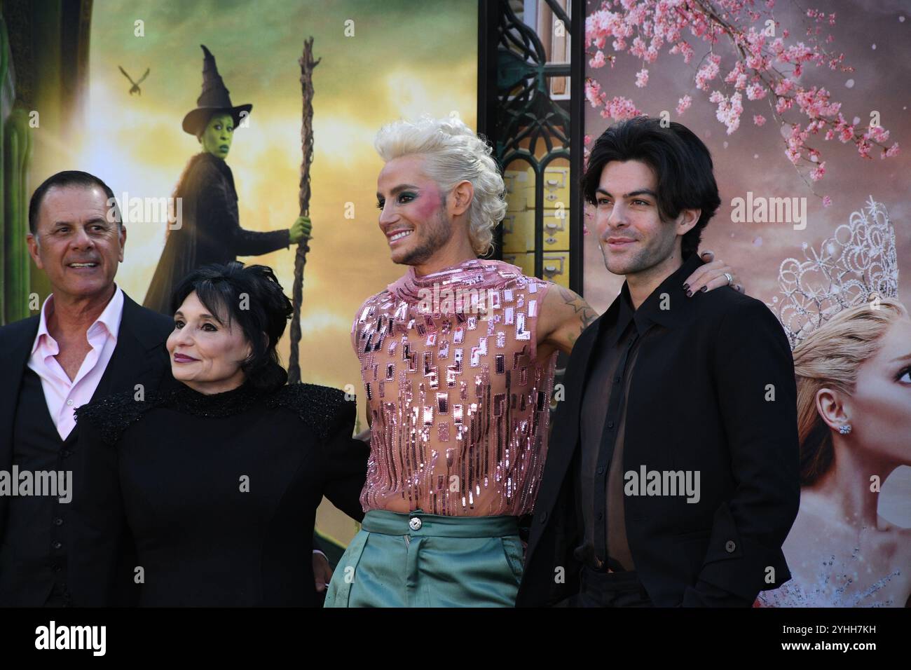 Los Angeles, California, USA 9 novembre 2024 Edward Butera, Joan grande, l'attore Frankie grande e il marito Hale Leon assistono alla premiere di Los Angeles di Wicked al Dorothy Chandler Pavilion il 9 novembre 2024 a Los Angeles, California, USA. Foto di Barry King/Alamy Stock Photo Foto Stock