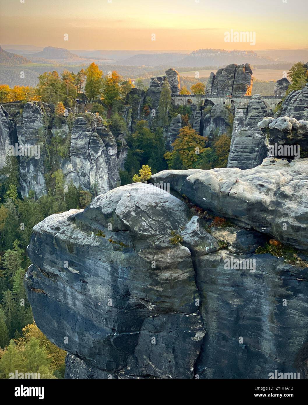 Ponte Bastei, montagne della Svizzera sassone, Sassonia, Germania - Immagine stock catturata con smartphone