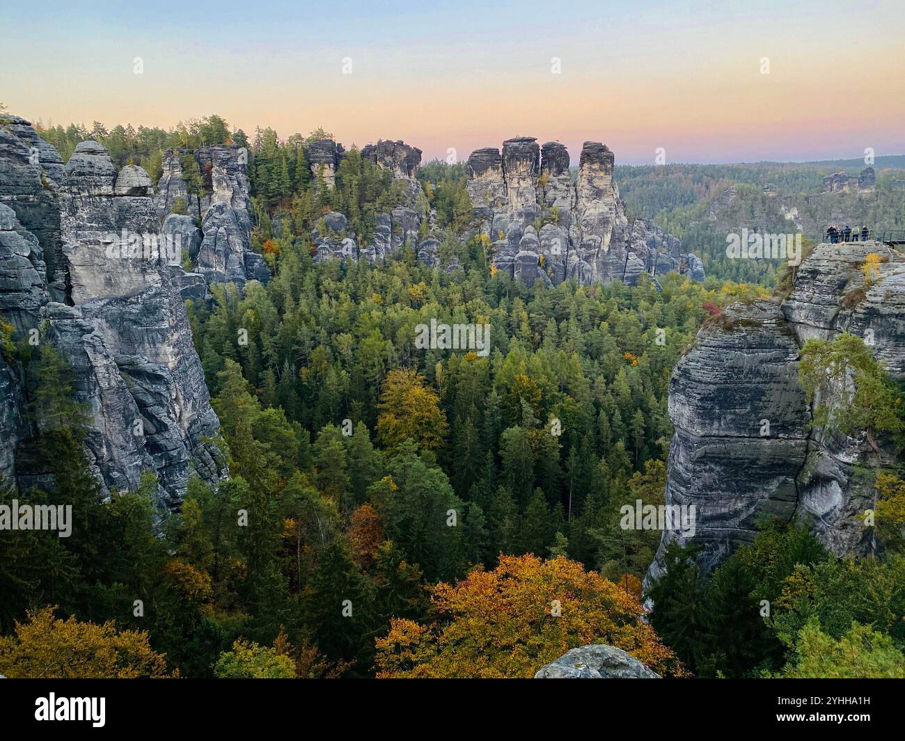 Ponte Bastei, montagne della Svizzera sassone, Sassonia, Germania - Immagine stock catturata con smartphone