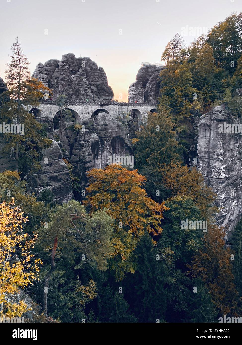 Ponte Bastei, montagne della Svizzera sassone, Sassonia, Germania - Immagine stock catturata con smartphone