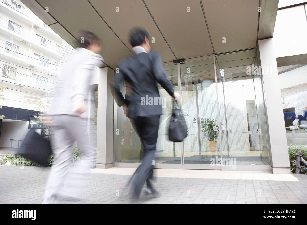 Due uomini d'affari che corrono al lavoro Foto Stock