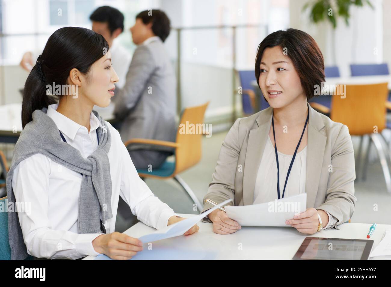 Due donne aventi una riunione Foto Stock