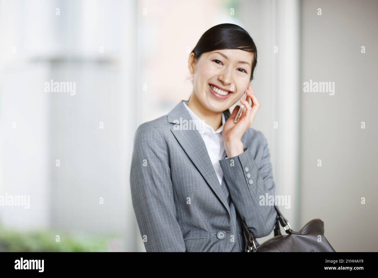 Donna in tuta che effettua una telefonata Foto Stock