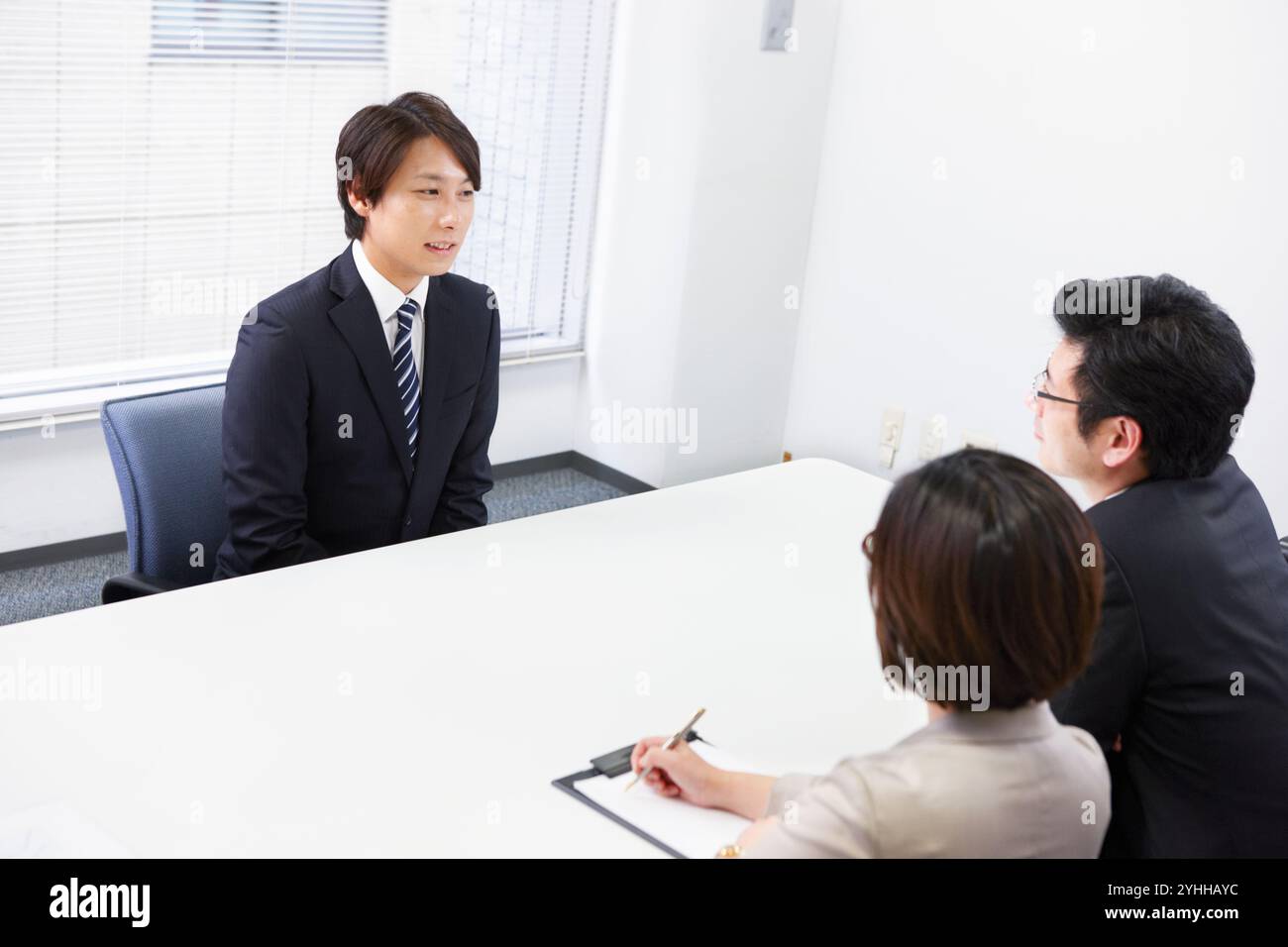 Intervistatori e uomini d'affari in abiti da intervistare Foto Stock