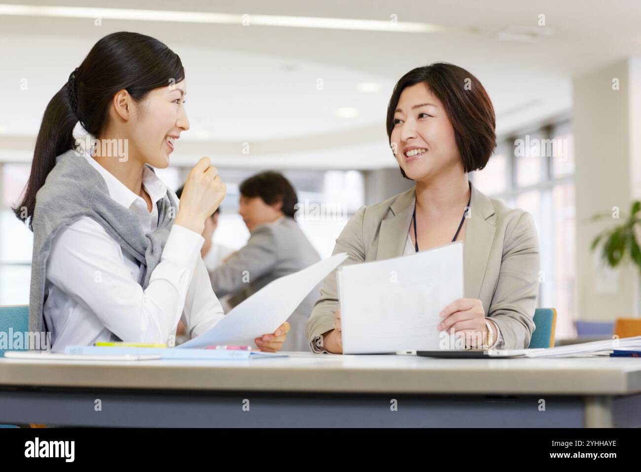 Due donne aventi una riunione Foto Stock
