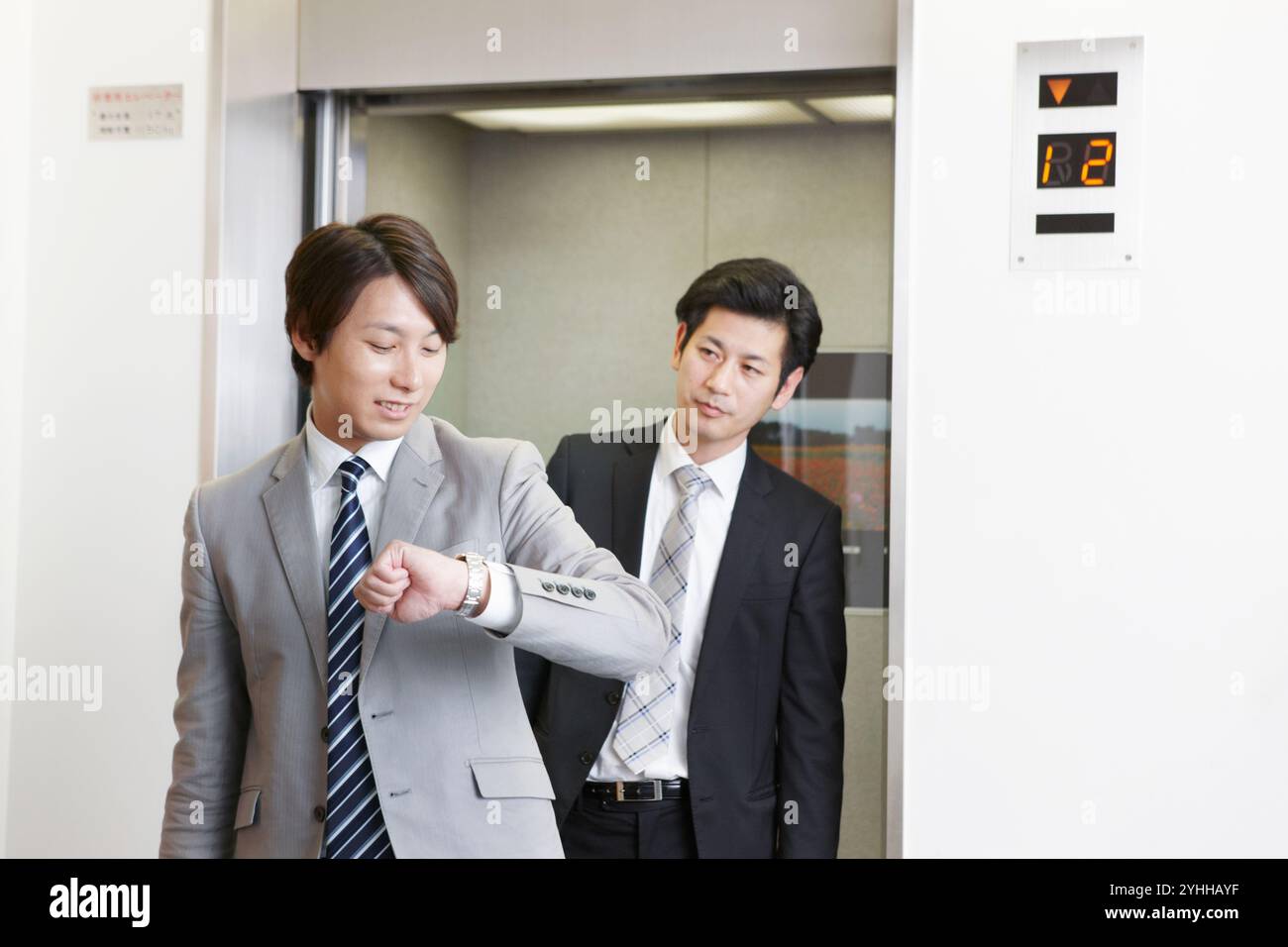 Uomo d'affari in uscita dall'ascensore Foto Stock