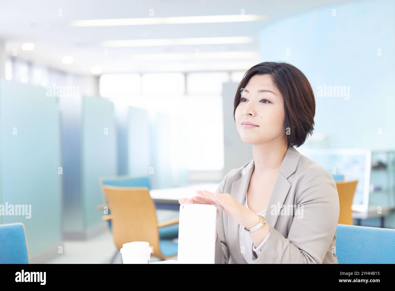 Donna in tuta che si prende una pausa al bar Foto Stock