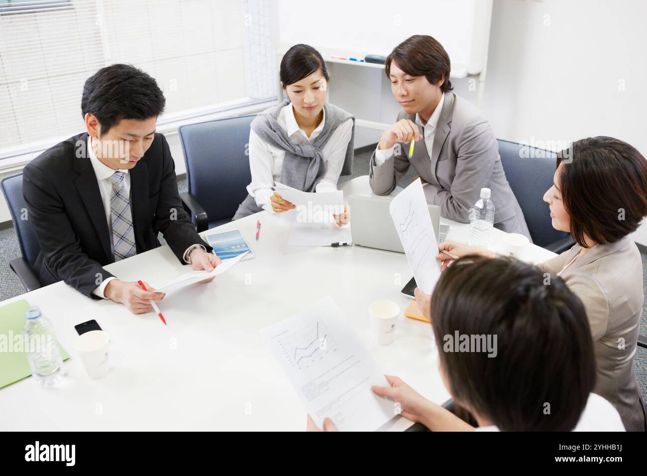 Uomini d'affari e donne che hanno una riunione in compagnia Foto Stock