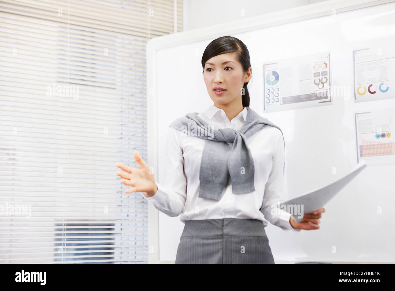 Donna che fa una presentazione ad una riunione interna Foto Stock