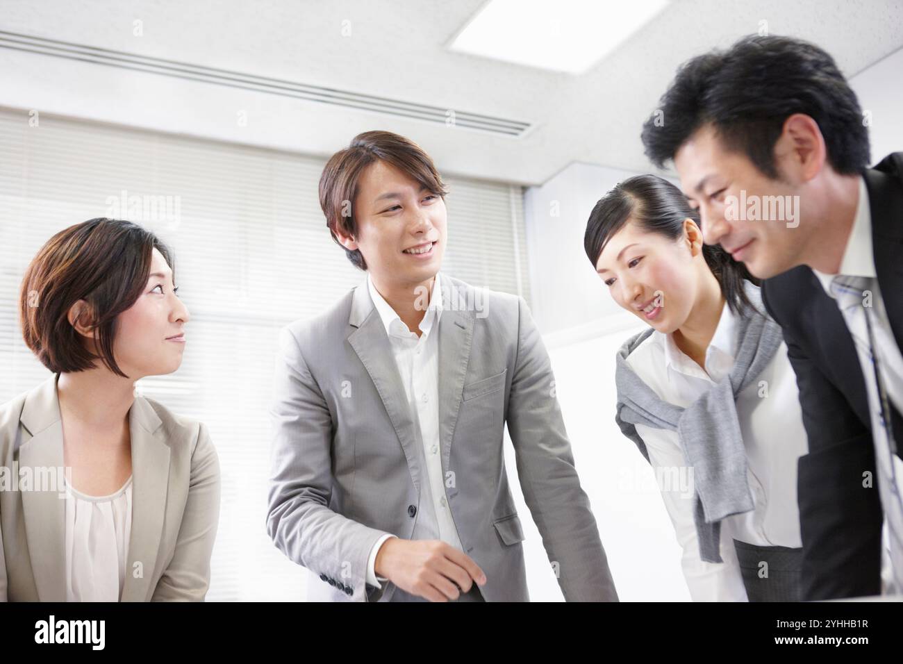 Uomini d'affari e donne che discutono in una riunione interna Foto Stock