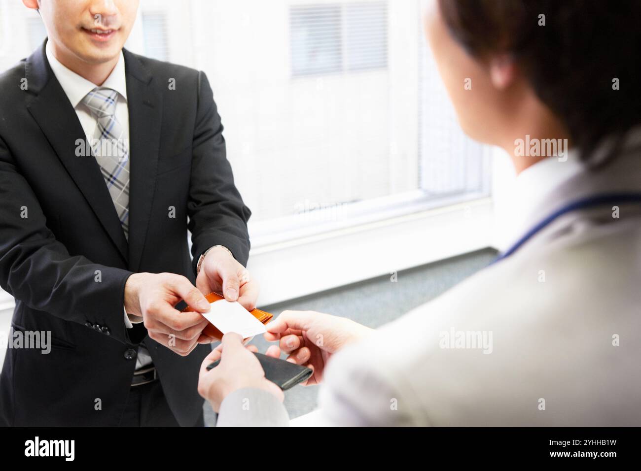 Imprenditore lo scambio di biglietti da visita Foto Stock