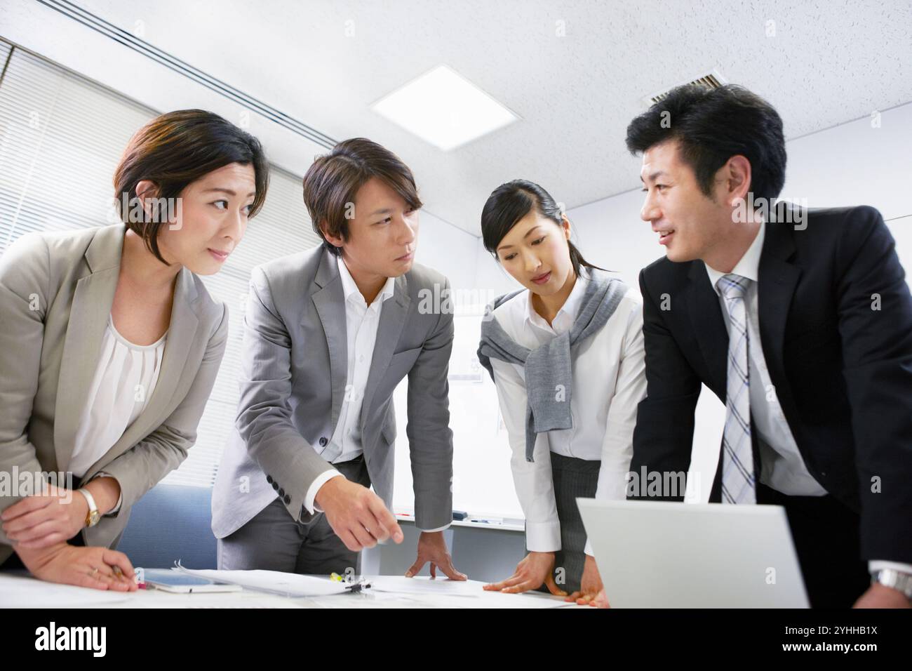 Uomini d'affari e donne che discutono in una riunione interna Foto Stock