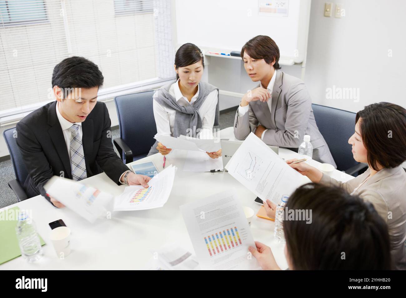 Uomini d'affari e donne che hanno una riunione in compagnia Foto Stock