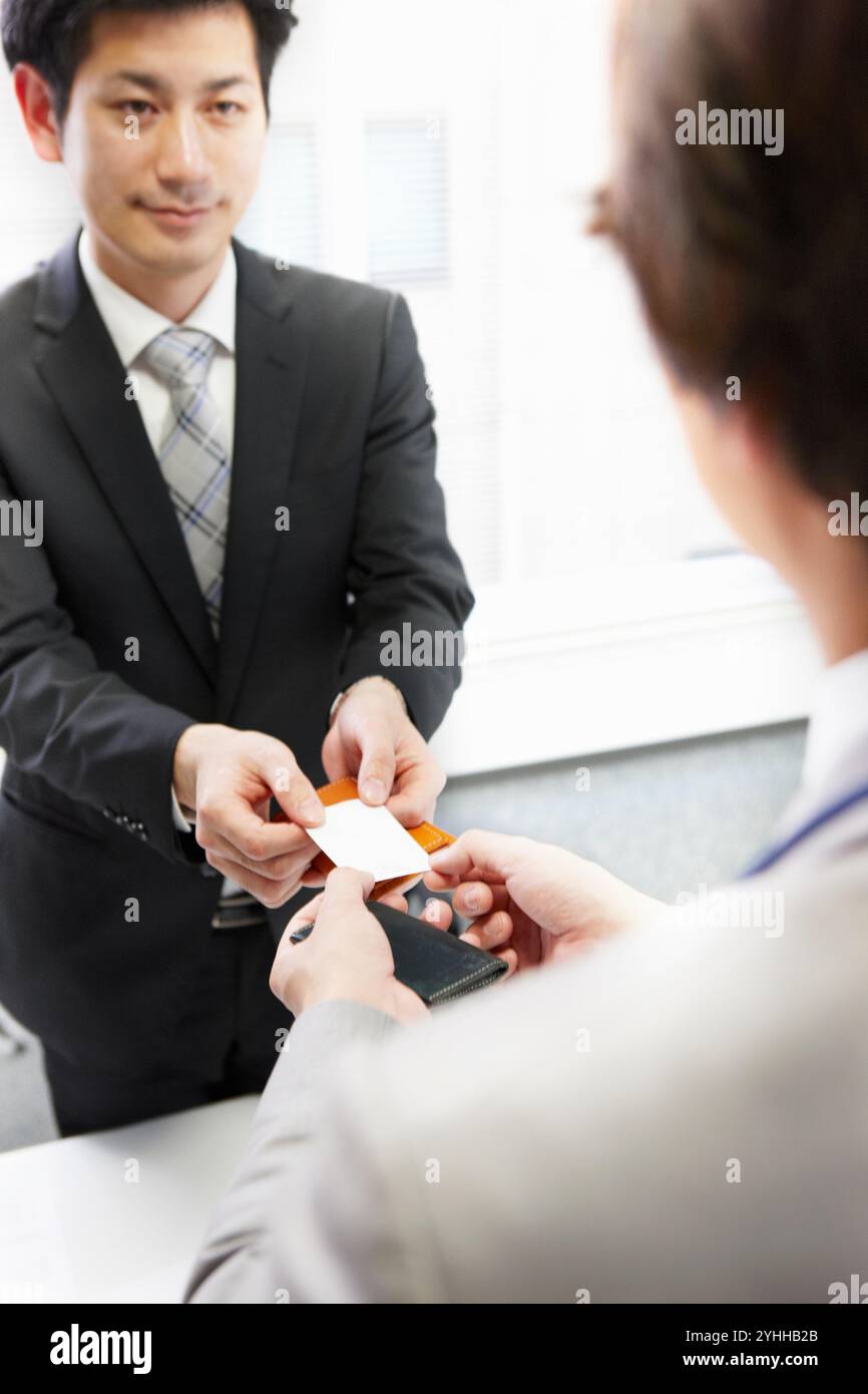 Imprenditore lo scambio di biglietti da visita Foto Stock