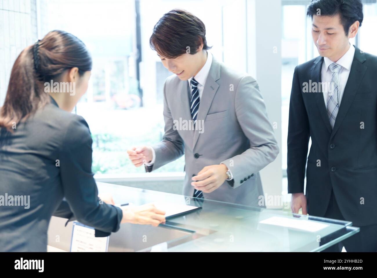 Uomo d'affari alla reception Foto Stock