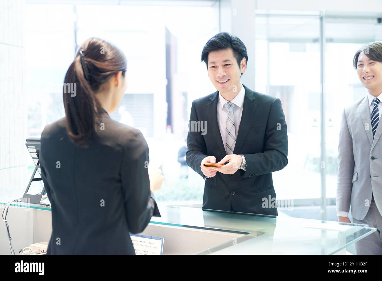 Uomo d'affari che offre il suo biglietto da visita. Foto Stock