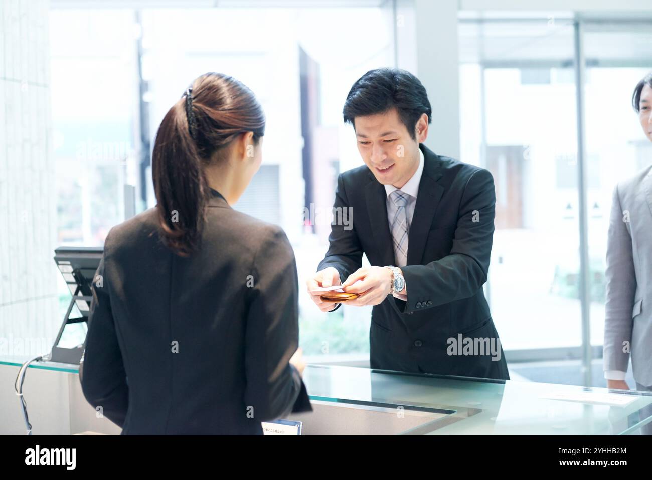 Uomo d'affari che offre il suo biglietto da visita. Foto Stock