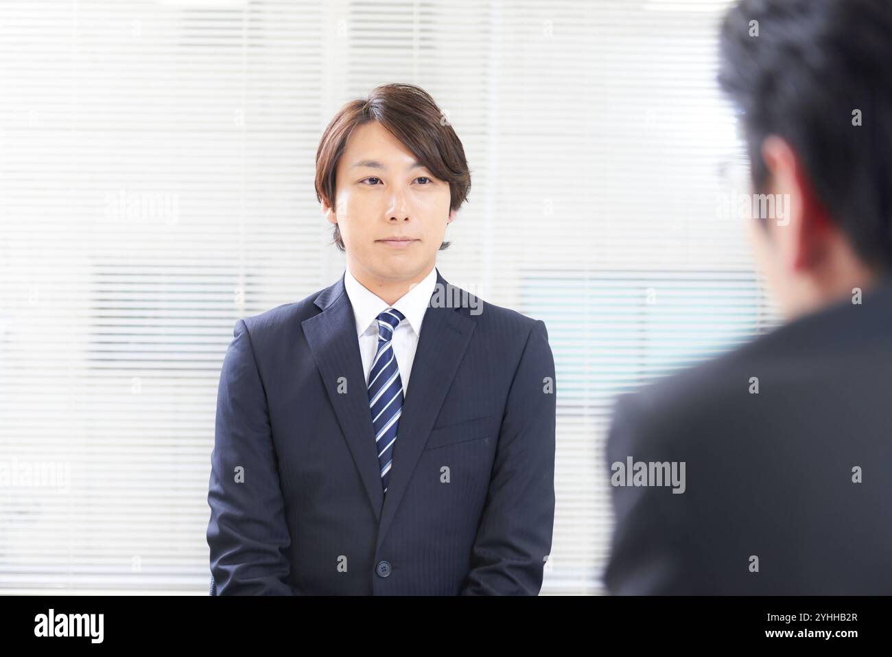 Uomo in una causa di reclutamento che viene interrogato Foto Stock