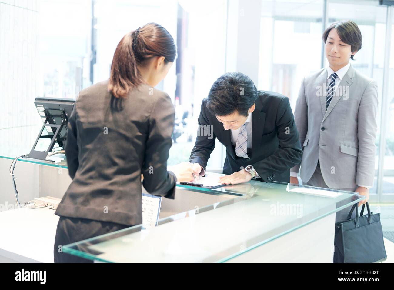 Uomo d'affari presso la reception Foto Stock