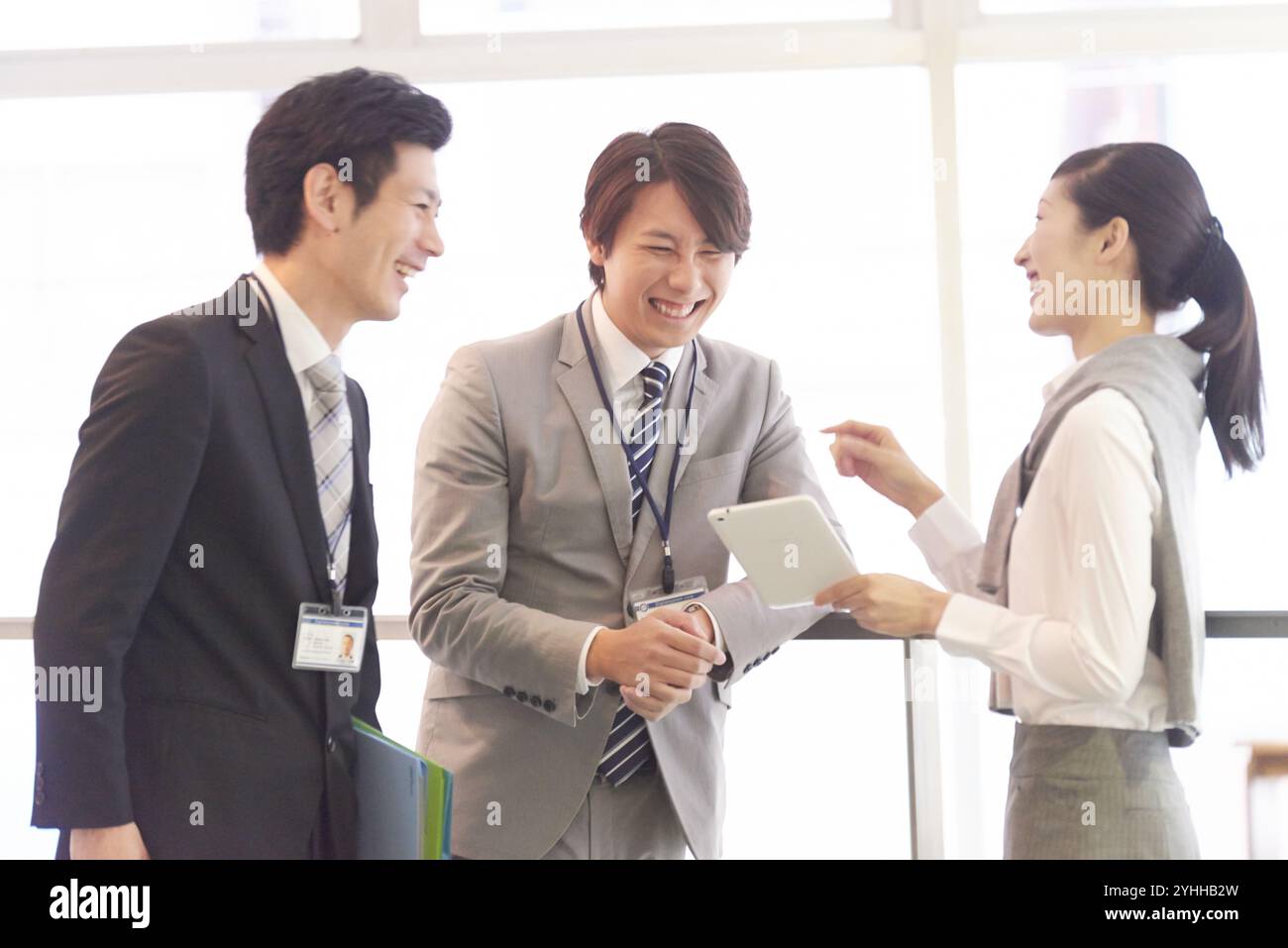 Uomo d'affari e collega che parlano in corridoio Foto Stock